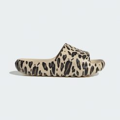 KLAPKI ADILETTE LUMIA. Brązowe klapki Adidas, bez wzorów, z materiału, bez obcasa. Za 129.00 zł.