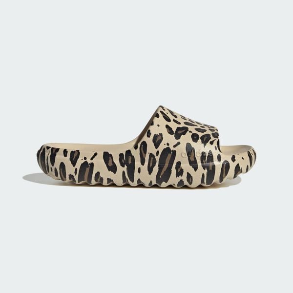 KLAPKI ADILETTE LUMIA. Brązowe klapki Adidas, bez wzorów, z materiału, bez obcasa. Za 129.00 zł.