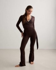 Damskie legginsy rozszerzane nogawki, wysoki stan, squat proof Sense czekoladowy. Brązowe legginsy AIM'N, m, bez wzorów, z elastanu, z podwyższonym stanem. Za 339.00 zł.