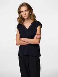 Pieces Koszulka "Kamala" w kolorze czarnym rozmiar: L. Czarne bluzki Pieces, l, bez wzorów, z koronki, bez kołnierzyka, bez ramiączek. Za 92.42 zł.