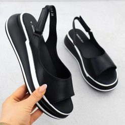 Skórzane sandały damskie na koturnie czarne T.Sokolski L25-247. Czarne sandały T.Sokolski, bez wzorów, z materiału, eleganckie, bez obcasa, na koturnie, bez zapięcia. Za 169.99 zł.