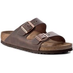 Klapki Birkenstock. Brązowe klapki Birkenstock, bez wzorów, bez obcasa. Za 399.99 zł.