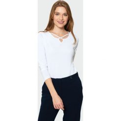 Biały top z ozdobym dekoltem. Białe topy Greenpoint, z aplikacjami, z elastanu, bez kołnierzyka, bez ramiączek. Za 14.99 zł.