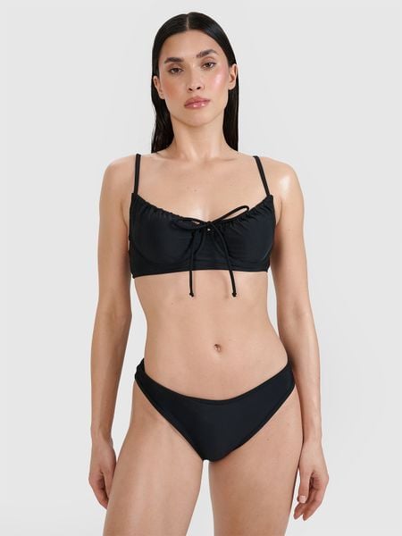 4F Góra od bikini damska - czarna M. Czarne szorty 4f, bez wzorów, z elastanu, eleganckie. W wyprzedaży za 59.99 zł.