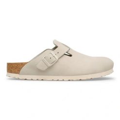 BIRKENSTOCK Boston LEVE Oyster Klapki damskie. Białe klapki Birkenstock, bez wzorów, z weluru, bez obcasa. Za 529.99 zł.