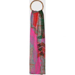 Desigual - Szal. Czerwone szaliki Desigual, bez wzorów, z materiału. W wyprzedaży za 89.90 zł.