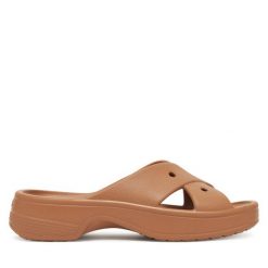 Klapki Crocs. Brązowe klapki Crocs, bez wzorów, bez obcasa. Za 119.99 zł.