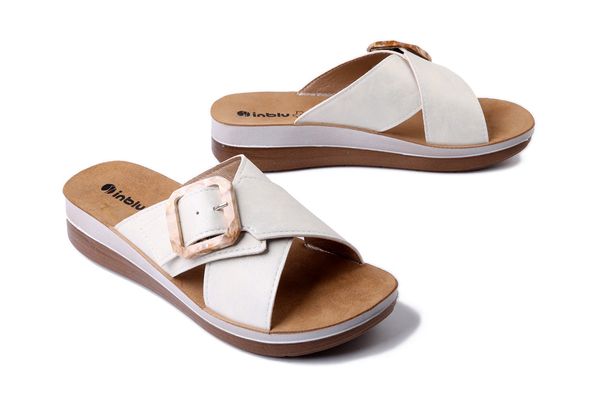 INBLU FT-20 001 biały, klapki damskie. Białe klapki Inblu, bez wzorów, bez obcasa. Za 69.59 zł.