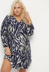 Granatowa Pudełkowa Sukienka z Wiskozą w Abstrakcyjny Wzór z Regulowanym Rękawem Norathis. Niebieskie sukienki Born2be, na co dzień, plus size, bez wzorów, z tkaniny, klasyczne, bez kołnierzyka, plus size, bez ramiączek, midi. Za 89.99 zł.
