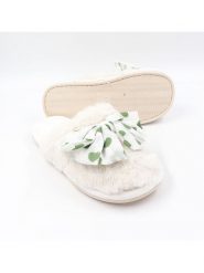 Confly Kapcie w kolorze białym rozmiar: 39. Białe obuwie domowe Confly, bez wzorów, z okrągłym noskiem, bez zapięcia. Za 52.55 zł.