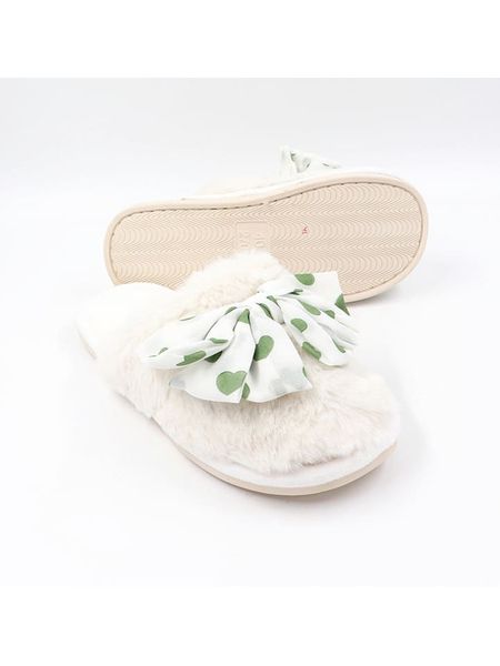 Confly Kapcie w kolorze białym rozmiar: 39. Białe obuwie domowe Confly, bez wzorów, z okrągłym noskiem, bez zapięcia. Za 52.55 zł.