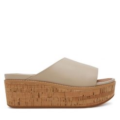 Klapki FitFlop. Brązowe klapki FitFlop, bez wzorów, bez obcasa. Za 459.99 zł.