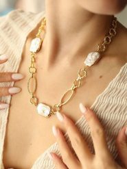Pierres de Jade Pozłacany naszyjnik z elementami ozdobnymi - dł. 50 cm rozmiar: onesize. Białe naszyjniki Pierres de Jade, z perłą, pozłacane. Za 130.99 zł.