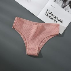 Figi z prążkowanego materiału średni stan Betti. Czerwone figi Intica, s, bez wzorów, prążkowane. Za 49.00 zł.