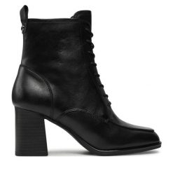 Botki Tamaris. Czarne botki Tamaris, bez wzorów, bez obcasa, na słupku, bez zapięcia. Za 519.99 zł.