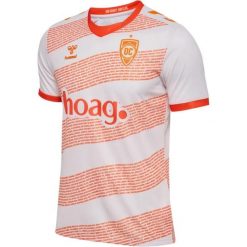 Koszulka wyjazdowa Hummel Orange County 2025/26. Białe bluzki Hummel, bez wzorów, sportowe, bez kołnierzyka, bez ramiączek. Za 377.00 zł.