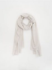 Gładki szal - jasnoszary. Szare szaliki Reserved, bez wzorów. W wyprzedaży za 22.99 zł.