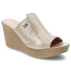 Złote Klapki Lamanti Skórzane Buty Damskie. Żółte klapki Lamanti, bez wzorów, ze skóry, bez obcasa, na koturnie. Za 299.00 zł.