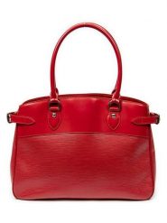 Louis Vuitton Skórzana torebka w kolorze czerwonym - 40 x 30 x 14 cm rozmiar: onesize. Czerwone torebki klasyczne Louis Vuitton, bez wzorów, z materiału, bez dodatków. Za 3,145.99 zł.