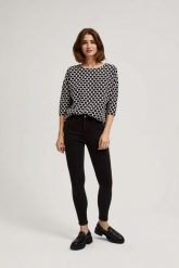 Jeansy rurki z efektem push up czarne. Czarne jeansy MOODO, bez wzorów. W wyprzedaży za 63.99 zł.