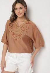 Jasnobrązowa Bawełniana Bluzka z Haftowanymi Zdobieniami Przy Dekolcie Mirundria. Brązowe bluzki Born2be, xl, z aplikacjami, z bawełny, eleganckie, bez kołnierzyka, bez ramiączek. W wyprzedaży za 46.74 zł.