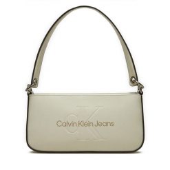 Torebka Calvin Klein Jeans. Brązowe torebki klasyczne Calvin Klein Jeans, bez wzorów, z jeansu, bez dodatków. Za 259.99 zł.