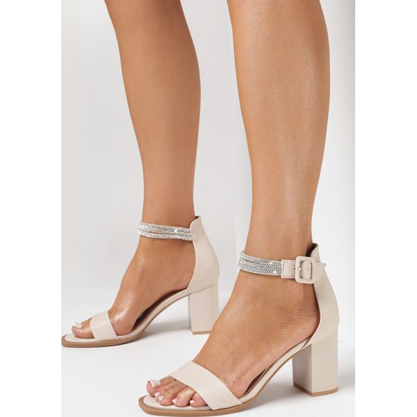 Beżowe Sandały Jibkey. Brązowe sandały Born2be, bez wzorów, z satyny, klasyczne, bez obcasa, na obcasie, bez zapięcia. Za 89.99 zł.