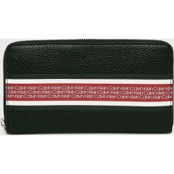 Calvin Klein - Portfel. Czarne portfele Calvin Klein, bez wzorów, z materiału. W wyprzedaży za 179.90 zł.