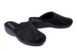 INBLU LV-18 014 czarny, kapcie damskie. Czarne obuwie domowe Inblu, bez wzorów, z tkaniny, bez zapięcia. Za 59.99 zł.