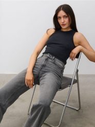 Jeansy wide leg z wysokim stanem - szary. Szare jeansy Sinsay, bez wzorów, z podwyższonym stanem. Za 49.99 zł.