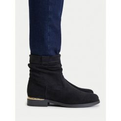 Botki JENNY. Czarne botki Jenny, bez wzorów, bez obcasa, na płaskiej podeszwie, bez zapięcia. Za 149.99 zł.