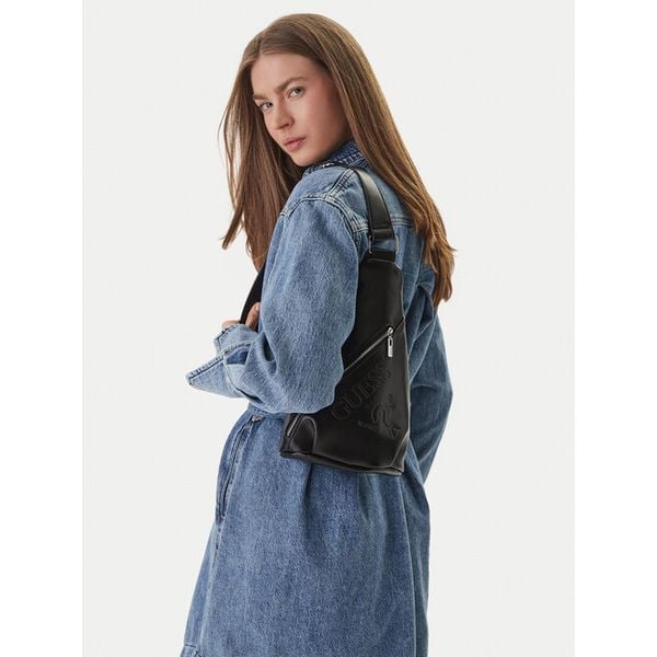 Plecak Guess. Czarne plecaki Guess, z aplikacjami. Za 193.99 zł.