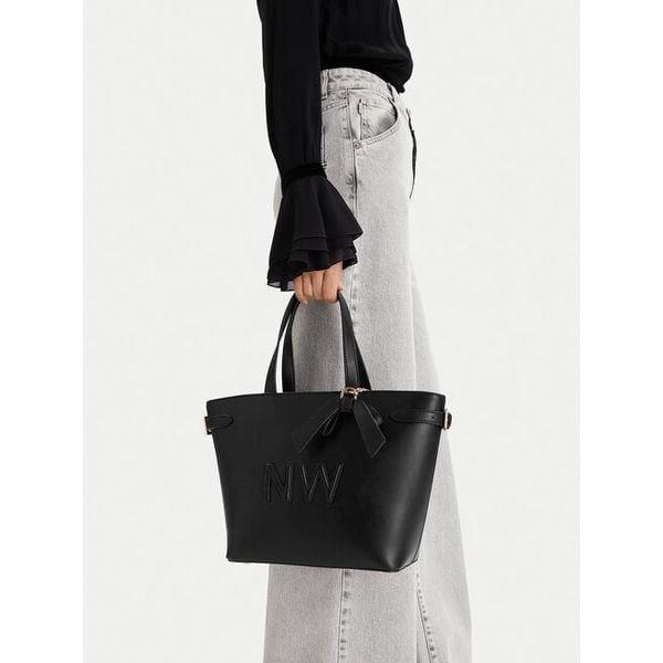 Torebka Nine West. Czarne torebki klasyczne Nine West, bez wzorów, bez dodatków. Za 349.99 zł.