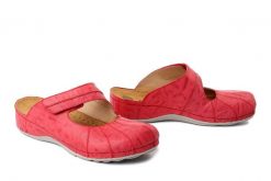 DR. BRINKMANN 700763-04 rot, klapki damskie. Czerwone klapki Dr. Brinkmann, bez wzorów, ze skóry, bez obcasa. Za 280.42 zł.