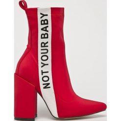 Public Desire - Botki. Czerwone botki Public Desire, bez wzorów, z materiału, bez obcasa, na obcasie, bez zapięcia. W wyprzedaży za 159.90 zł.