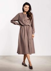 Sukienka rozkloszowana z długim rękawem i paskiem taupe. Sukienki Infinite You, do pracy, l, bez wzorów, biznesowe, bez kołnierzyka, bez ramiączek, koszulowe. Za 349.00 zł.