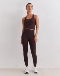 Damskie legginsy wysokostanowe uciskowe invisible scrunch Sculpting brązowe. Brązowe legginsy AIM'N, xs, bez wzorów, z elastanu, z podwyższonym stanem, na fitness i siłownię. Za 522.00 zł.