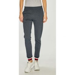 Tommy Hilfiger - Spodnie. Szare spodnie materiałowe TOMMY HILFIGER, na co dzień, l, bez wzorów, z bawełny, z podwyższonym stanem. W wyprzedaży za 219.90 zł.