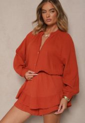 Pomarańczowy Kombinezon z Bawełny ze Spódnico-Spodenkami i Guzikami oraz Gumką w Talii Vimatthea. Brązowe sukienki Renee, na co dzień, bez wzorów, z bawełny, eleganckie, bez kołnierzyka, bez ramiączek. Za 169.99 zł.