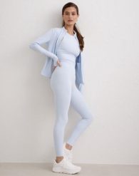 Damskie legginsy z wysokim stanem, squat proof, dla niskich Sense niebieskie. Niebieskie legginsy AIM'N, s, bez wzorów, z elastanu, z podwyższonym stanem, krótkie. Za 297.00 zł.