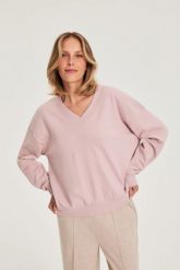 Bluza z dekoltem w serek różowa. Czerwone bluzy MOODO, l, bez wzorów, z bawełny, bez kaptura. Za 89.99 zł.