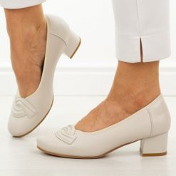 Beżowe skórzane czółenka damskie Potocki 19412. Brązowe czółenka POTOCKI, bez wzorów, ze skóry, z okrągłym noskiem, bez obcasa, na obcasie, bez zapięcia. W wyprzedaży za 192.72 zł.