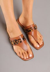 Jasnobrązowe Klapki z Ozdobną Klamerką i Wstawkami Animal Print Savicelle. Brązowe klapki Renee, z aplikacjami, bez obcasa, na płaskiej podeszwie. Za 44.99 zł.