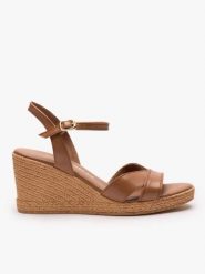 Brązowe sandały na koturnie. Brązowe sandały Ryłko, bez wzorów, ze skóry, z okrągłym noskiem, bez obcasa, na koturnie, bez zapięcia. Za 379.99 zł.