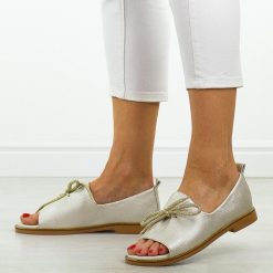 Perłowe Polskie sandały damskie Suzana Mal. Brązowe sandały Suzana, z aplikacjami, ze skóry, eleganckie, bez obcasa, na płaskiej podeszwie, bez zapięcia. Za 179.00 zł.