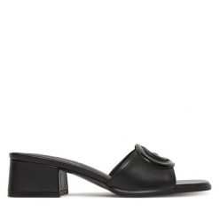 Klapki Guess. Czarne klapki Guess, z aplikacjami, bez obcasa. Za 449.99 zł.