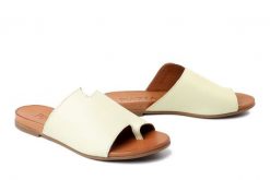 PIAZZA 900000-06 gelb, klapki damskie. Żółte klapki Piazza, bez wzorów, ze skóry, bez obcasa. Za 229.42 zł.