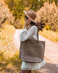 Skórzana torebka damska DAN-A T376 beżowa. Brązowe torebki klasyczne DAN-A, bez wzorów, ze skóry, bez dodatków. Za 399.99 zł.