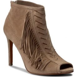 Botki SOLO FEMME - 26456-33-G08/000-13-00 Taupe. Brązowe botki Solo Femme, bez wzorów, ze skóry, bez obcasa, na obcasie, bez zapięcia. W wyprzedaży za 209.00 zł.