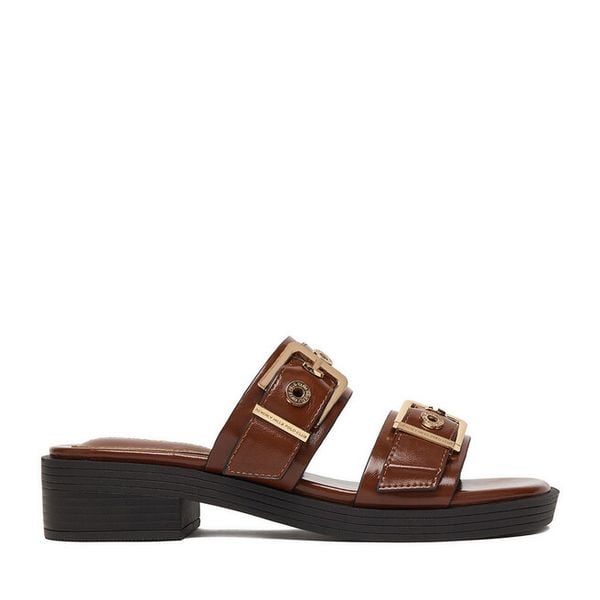 Klapki Beverly Hills Polo Club. Brązowe klapki Beverly Hills Polo Club, bez wzorów, bez obcasa. Za 179.99 zł.